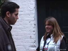 Une grosse femme se tape un petit jeune